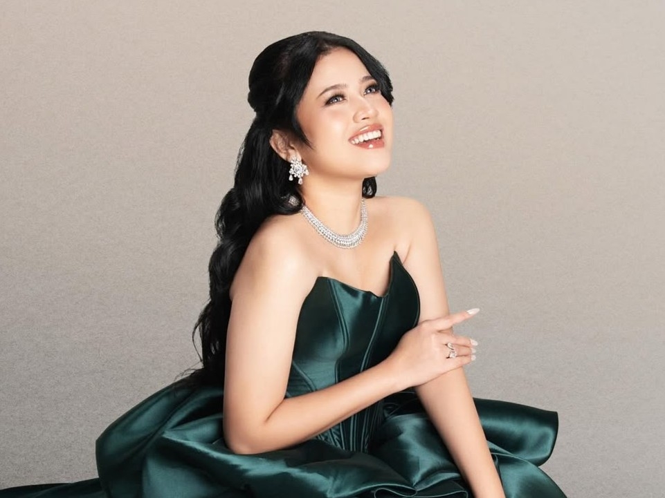 SHABRINA LEANOR SHINES BRIGHT AS THE WINNER OF INDONESIAN IDOL 2025