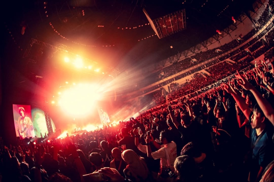 ONE OK ROCK Wherever You Are Indonesia Arena Jakarta crowd flashlights sing along 2026]