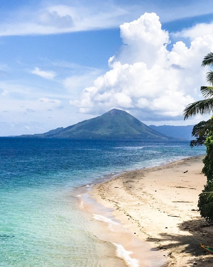 Banda Islands Maluku Fort Belgica volcanic island nutmeg plantation colonial history Indonesia