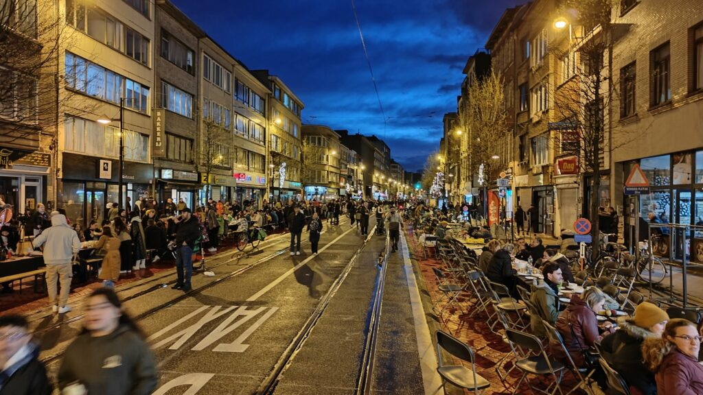 BELGIAN RECORD BROKEN: A TWO-KILOMETER LONG DINING TABLE IN ANTWERP