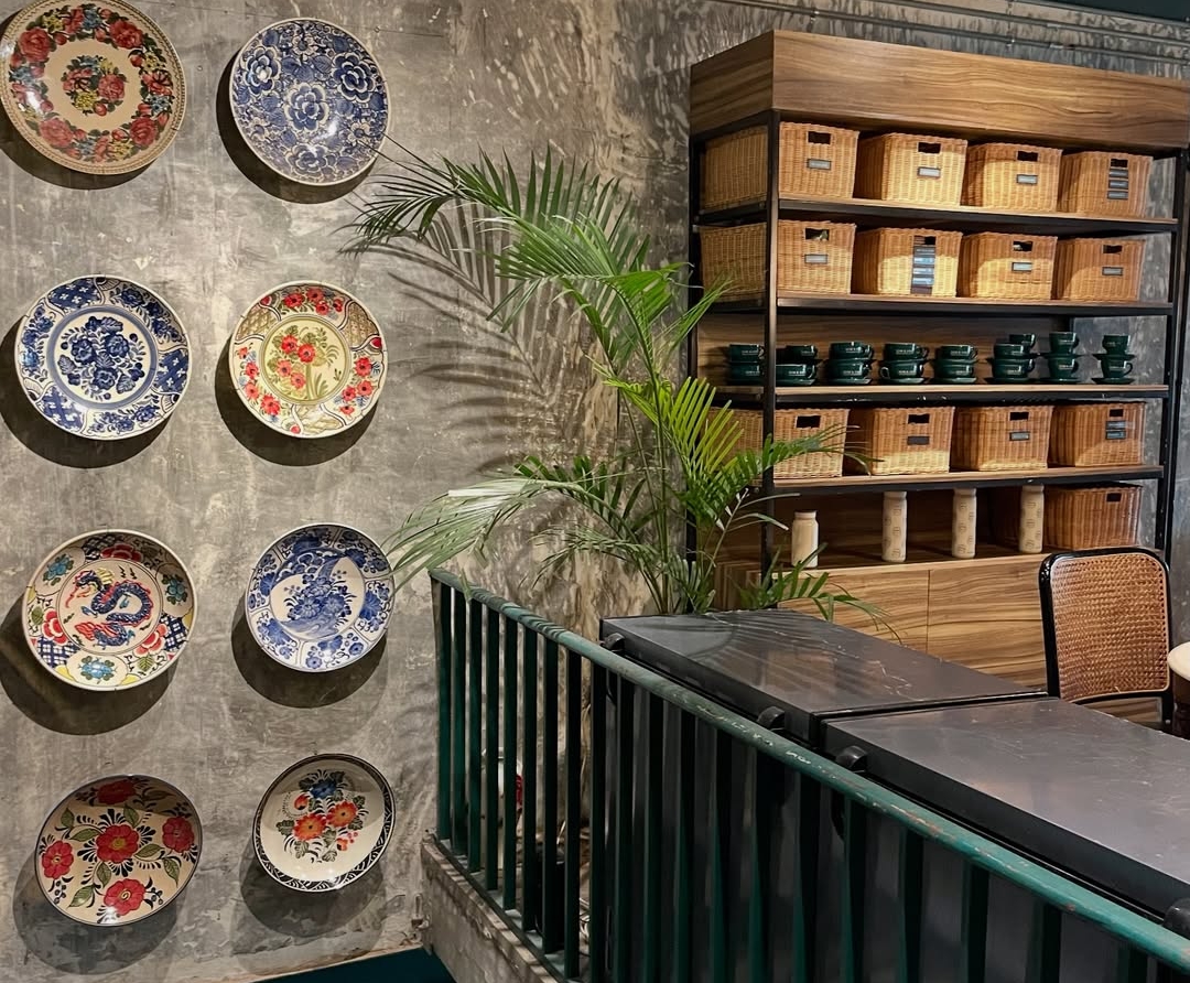 A WARM WELCOME FROM GRANDMOTHERS AT A TRENDY CAFE, A HEARTFELT AND UNFORGETTABLE EXPERIENCE