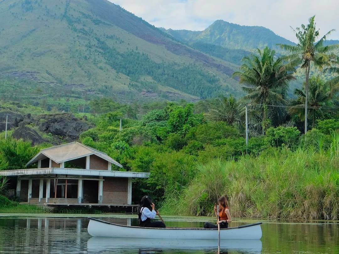 BALONG CAFE: A SCENIC LAKESIDE RETREAT WITH MOUNT GUNTUR'S CHARM IN GARUT