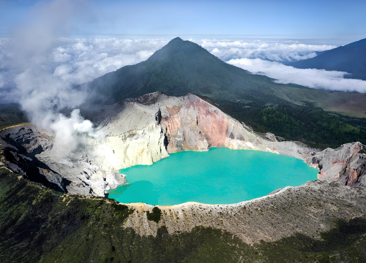 EXPERIENCING THE WONDERS OF KAWAH IJEN: BLUE FLAME PHENOMENON AND STUNNING VIEWS