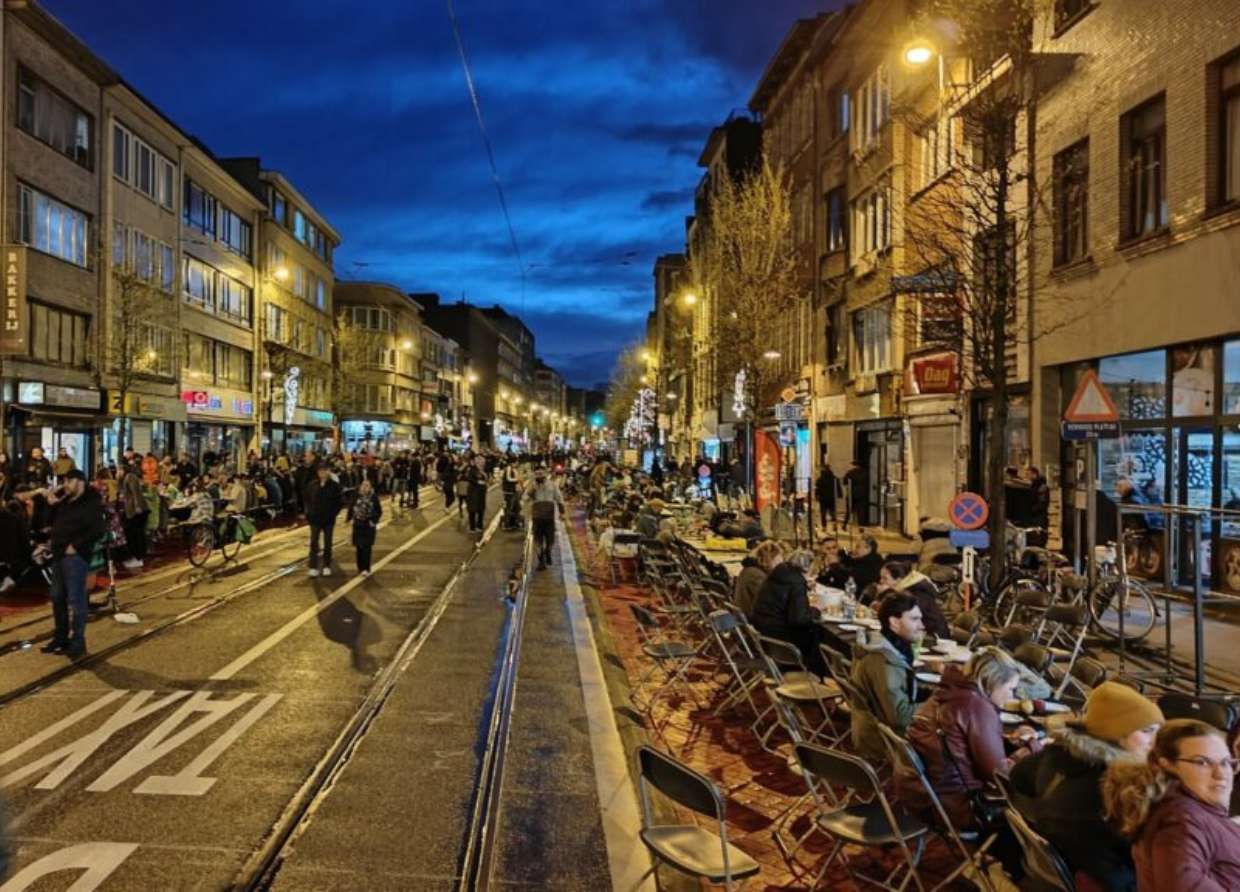 BELGIAN RECORD BROKEN: A TWO-KILOMETER LONG DINING TABLE IN ANTWERP