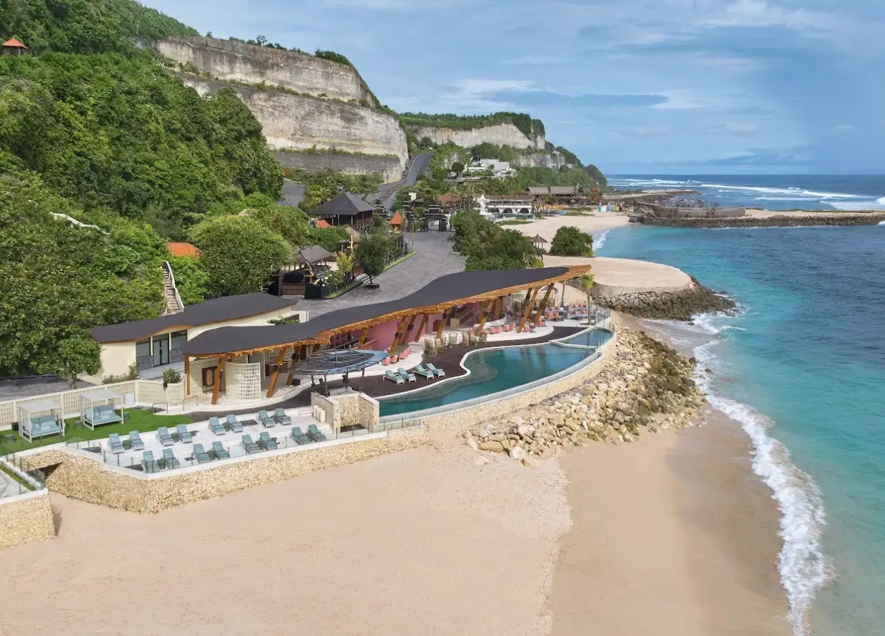 UMA BEACH HOUSE: A SYMPHONY OF NATURE AND TRADITION ON BALI'S COASTLINE