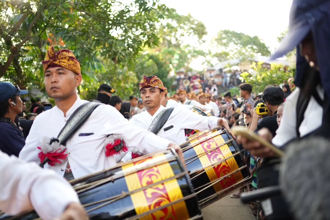 PERANG TOPAT LINGSAR: A LOMBOK TRADITION THAT CELEBRATES UNITY AND HARMONY