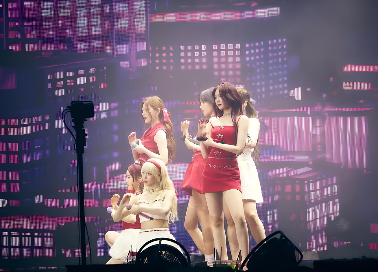 STAYC BRINGS THEIR FIRST CONCERT TO INDONESIA AS PART OF THE STAY TUNED WORLD TOUR