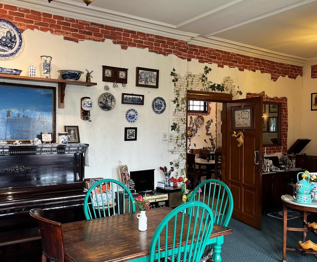 ENJOYING A CLASSIC AMBIENCE AT KANEEL CAFE, A COZY HIDDEN GEM IN TANJUNG DUREN