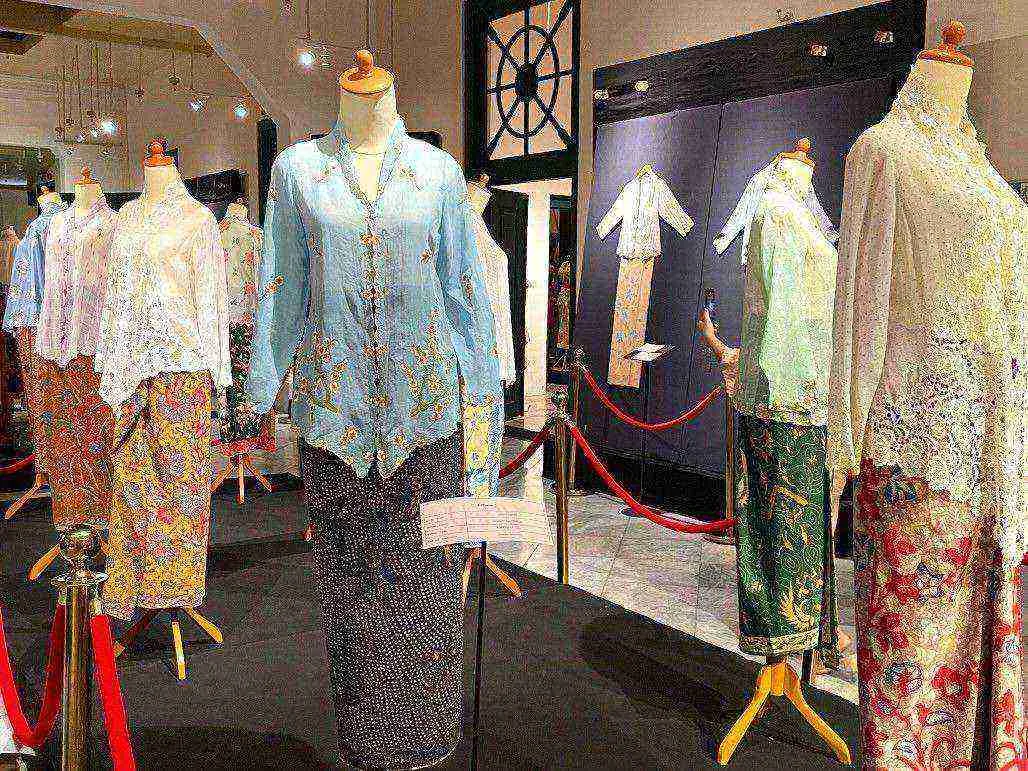 TRACING THE JOURNEY OF INDONESIAN WOMEN THROUGH THE KEBAYA IBU EXHIBITION AT THE TEXTILE MUSEUM