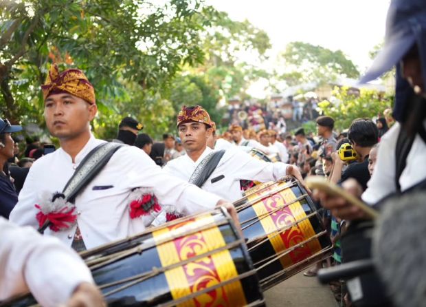 PERANG TOPAT LINGSAR: A LOMBOK TRADITION THAT CELEBRATES UNITY AND HARMONY