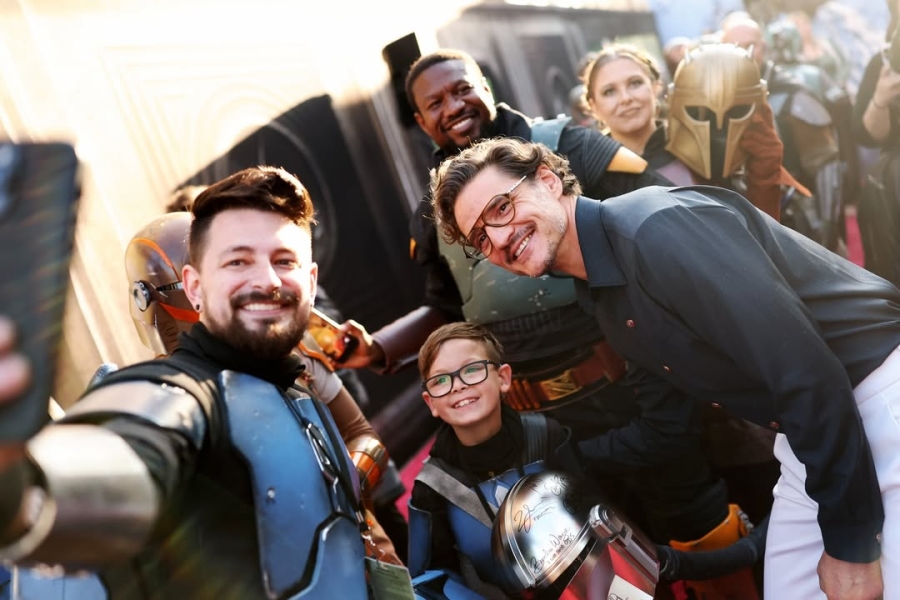 Pedro Pascal fans photo world premiere Mandalorian Grogu Hollywood Boulevard 2026